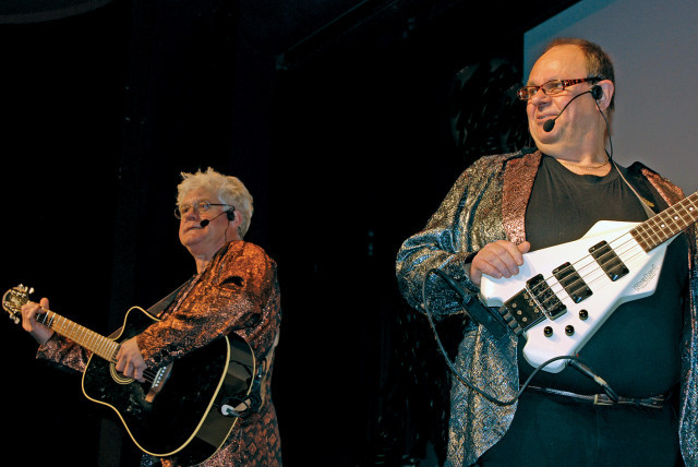 Conny Lindström och Ove Gerdin lirar (Foto Per Jäderberg)