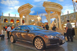 Ny Jaguar visas upp i romersk miljö på Caesars Palace.