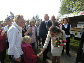 Viktoria tackar för blommor