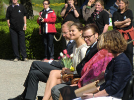 Viktoria och Daniel lyssnar tålmodigt