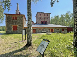 Historiska vackra Hyttan i kulturreservatet i Axmar bruk.